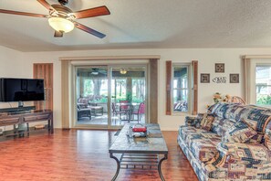 Living Room | Free WiFi | Cable TV | Central A/C & Heat