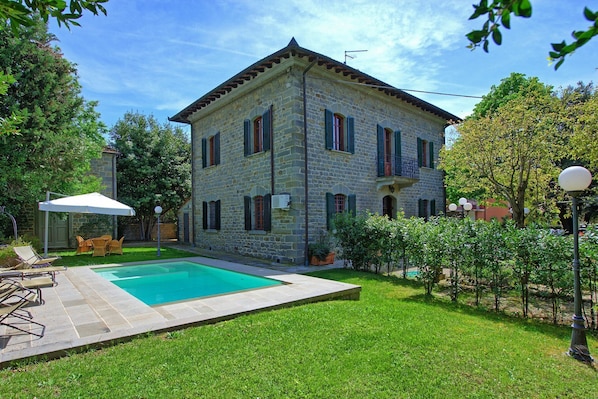 Building Exterior, Garden, Pool