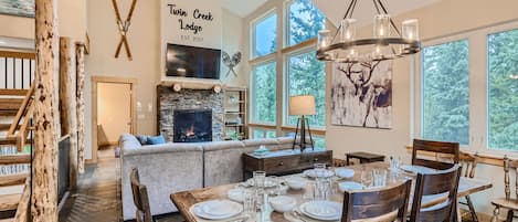 Twin Creek Lodge - a SkyRun Breckenridge Property - Open concept dining with comfortable seating for 6!