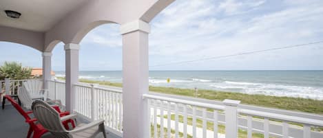 Welcome to Wave Runner – Lose yourself in that amazing view! Gaze at the endless horizon from a comfy chair on this incredible porch.