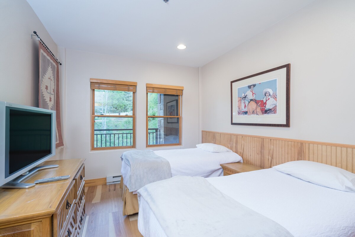 1-Bedroom Pet-Friendly Mountain Retreat With Balcony, Fireplace, Pool and Hot Tu