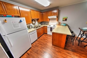 Fully Equipped Kitchen | Electric Kettle | Toaster | Breakfast Bar