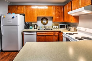Fully Equipped Kitchen | Cooking Basics | Microwave | Keurig Coffee Maker
