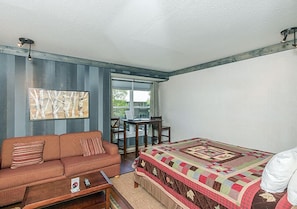 Queen bed & sitting area