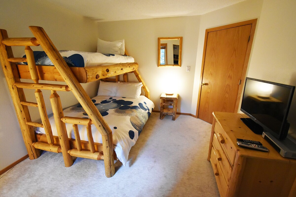 On River. Pool, 2 Hot Tubs. Walk or Easy Drive to Dining, Shops, Events
