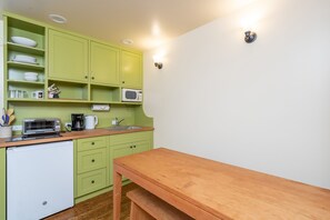 Kitchen & Dining