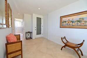 Entry area - Hale Kai # 101 - entrance