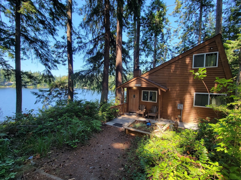 Charming private lake house with private dock (242) - Island County