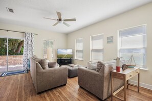 A Great Place to Hang Out – Ocean Palms’ living area features comfortable seating and restful décor.