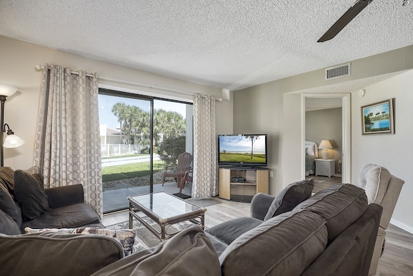 Cozy and comfortable! - Make yourself at home in this cozy living room and enjoy the ocean breeze!