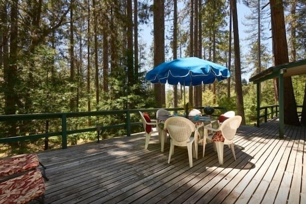 Spacious Deck with patio furniture  & tree views. - Spacious Deck with patio furniture  & tree views.