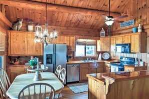 Dining Area | Dishes & Flatware Provided