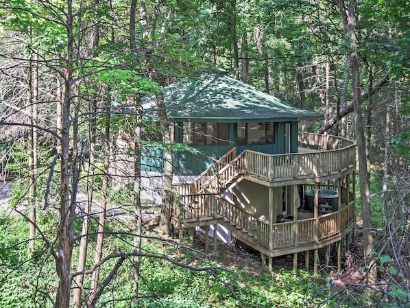 Gatlinburg Vacation Rental | 3BR | 2BA | 1,600 Sq Ft | Stairs Required