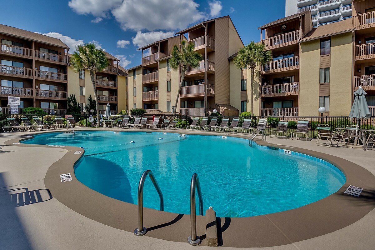 Large Family Friendly Condo- Beautiful Views of the Pool, Courtyard and Ocean