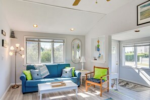 Living Room | Free WiFi | Cable TV
