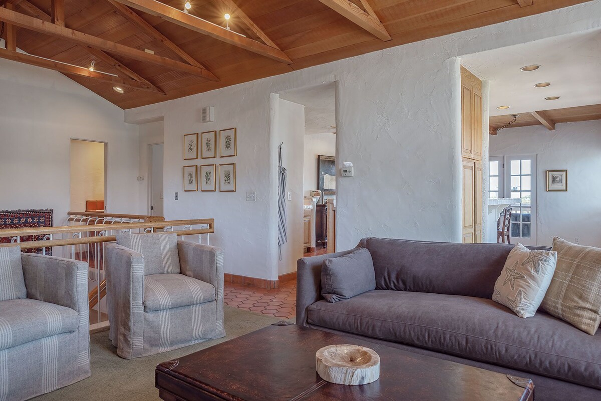 3263 Villa by the Sea ~ Almost Oceanfront, Walk to Aquarium & Cannery Row!