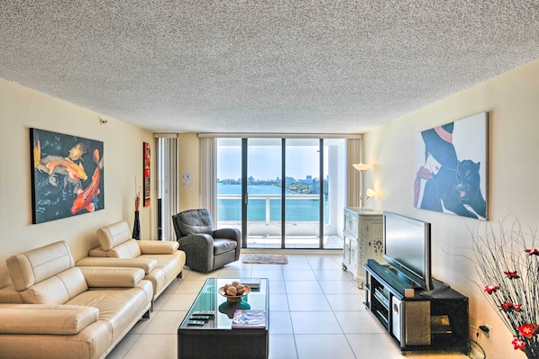 Miami Vacation Rental | 2BR | 2BA | 1,100 Sq Ft | Step-Free Access