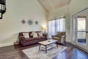 Living Room | Flat-Screen Cable TV
