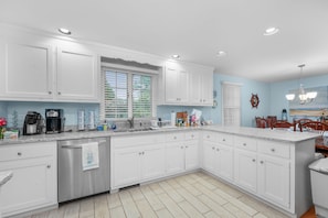 Beautiful kitchen - fully equipped with dishwasher