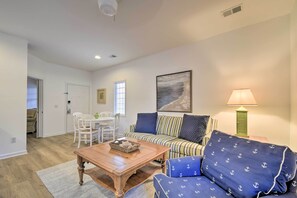 Living Room | Flat-Screen Cable TV | Free WiFi | Air Conditioning