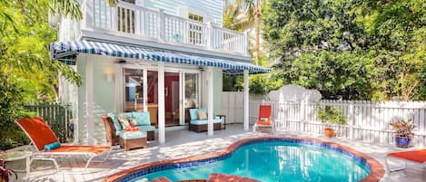 VIVA MARGARITA! is a tropically decorated three-story home located just a few blocks from Duval Street...