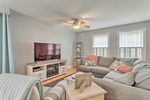 Living Room | Flat-Screen TV w/ Cable | Free WiFi | Gas Fireplace