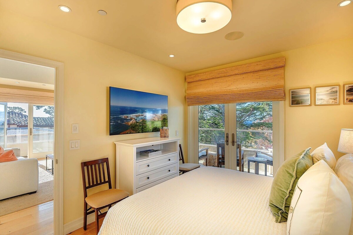 3580 The Carmel Penthouse ~ Walk to the Beach! Private Parking in Carmel!