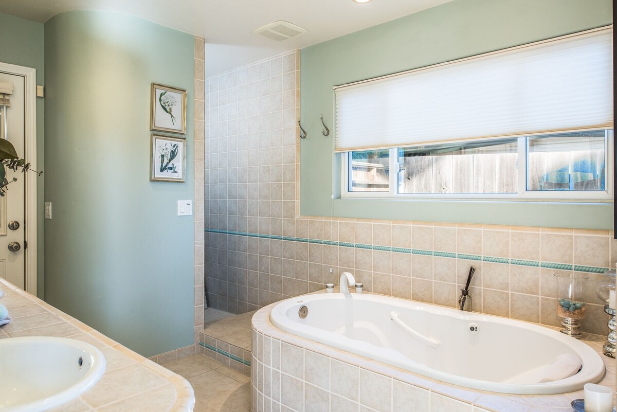 3485 Avalon by the Sea ~ Stunning Home, Huge Gourmet Kitchen, Close to Town!