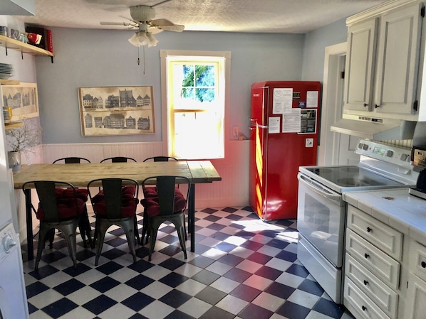 Full kitchen with dining area. - Full kitchen with dining area.