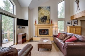 Open Floorplan, Vaulted Ceiling, Gas Fireplace