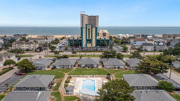 The center there is the pool you saw in the first photo - just a 2 block walk to the ocean!