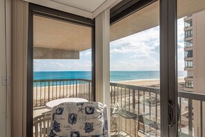 SEA WATCH 614 - LIVING-ROOM-VIEW