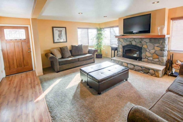 Living room w/ wood burning fireplace, TV