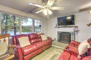 Living Room | Central A/C & Heating | TV w/ Roku | Free WiFi