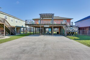 Exterior | Parking | Driveway (4 Vehicles)