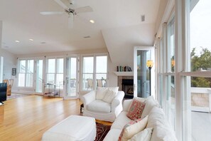 With over 60 windows you will enjoy views of the ocean, old baldy, the marsh and Bald Head Shoals