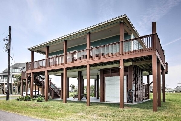 Port Bolivar Vacation Rental | 3BR | 2BA | 1,276 Sq Ft | Stairs Required