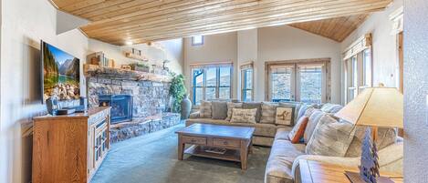 Come Stay Slopeside at 1175 Lowell Ave! Overstuffed Sofas, Fireplace, WiFi, HDTV, Cable, Vaulted Ceilings