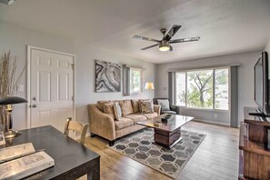 Living Room | Smart TV | Blu-Ray DVD Player | WFH Desk