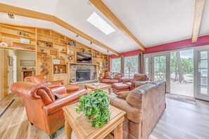 Living Room | Pet Friendly w/ Fee | Fireplace | Smart TV
