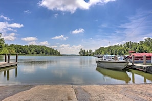 Look forward to walking to the marina and spending time on the lake!