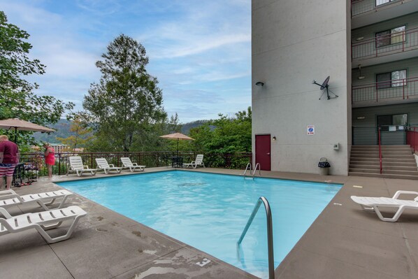 Gatlinburg Vacation Rental | 2BR | 2BA | 780 Sq Ft | Step-Free Access