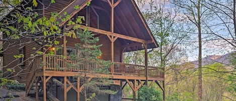 Maggie Valley Vacation Rental | 3BR | 3BA | 1,800 Sq Ft | Steps Required