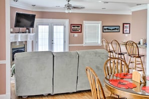 Living Room 1 | Dining Area | Dishware/Flatware Provided