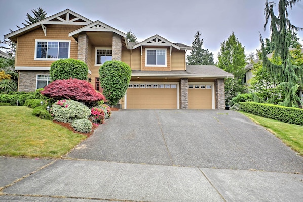 Tour the waterfront city of Kirkland from this vacation rental house.