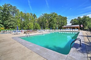 Community Amenities | Outdoor Pool