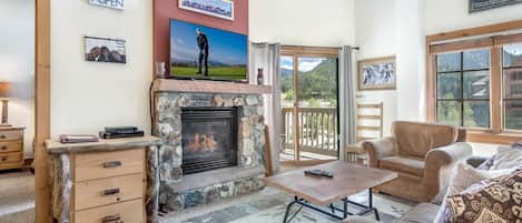 Cuddle By The Fire In This Warm And Comfortable Condo With Mountain Views