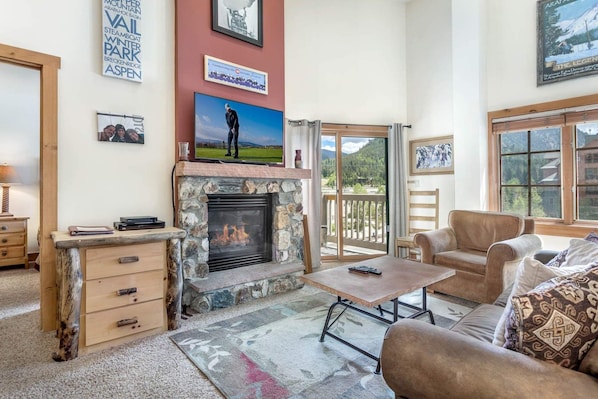 Cuddle By The Fire In This Warm And Comfortable Condo With Mountain Views