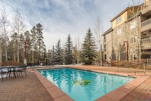 Beautiful Year Round Heated Pool & Hot Tub