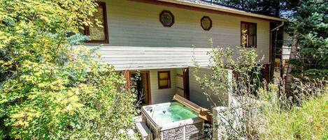 Your private backyard features a large Jacuzzi hot tub and faces directly toward Park City ski resort!